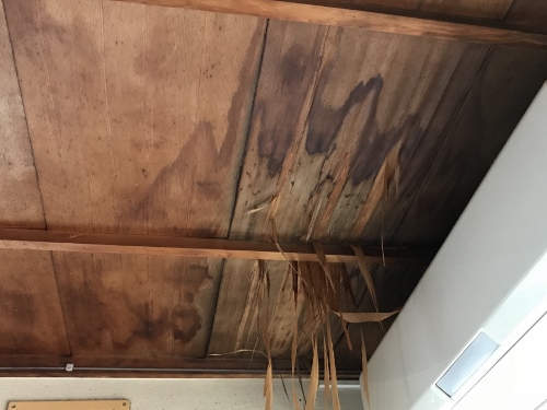 福山市に天井が剥がれるほど雨漏りしたＵ瓦葺き屋根の雨漏り調査天井雨漏り