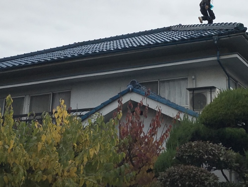 福山市にて雨漏り修理のための棟瓦積み替え工事用の足場架け工事雨漏り調査