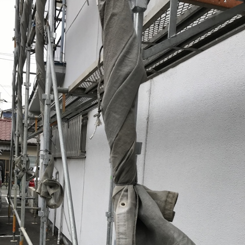 福山市にて雨漏り修理のための棟瓦積み替え工事用の足場架け工事足場