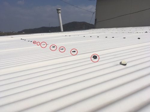 【無料調査】福山市で貸家の劣化したカーポート屋根の屋根調査古くなった留め具