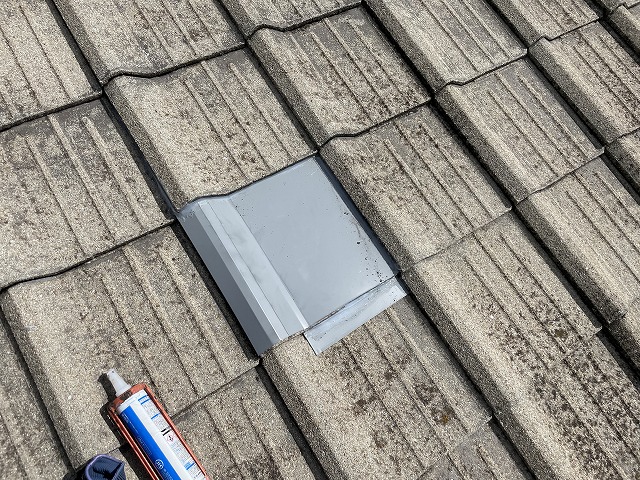 瓦の上に板金を差し込んでいる写真