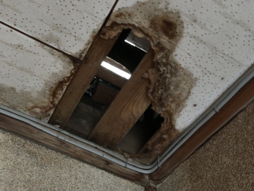 雨漏りであいた天井穴
