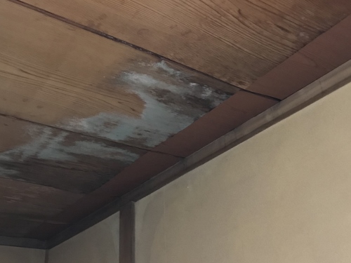 福山市にて錆びた庇の板金カバーとカビの生えた天井板の貼り替え天井雨漏り痕