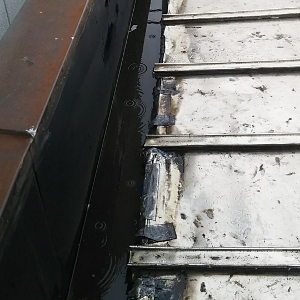 【無料調査】福山市で瓦棒屋根の天井にカビが生える程の雨漏り調査谷樋
