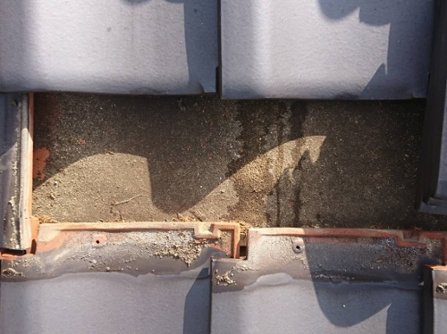 福山市で瓦屋根の無料雨漏り調査｜棟瓦の葺き土が流れてきたことが原因雨の浸入痕