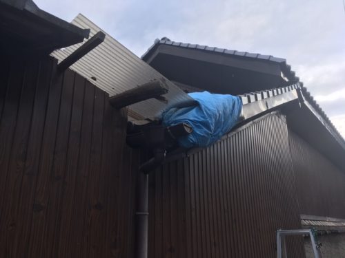 福山市にて作業車の事故による住宅の破風板金と瓦の破損調査