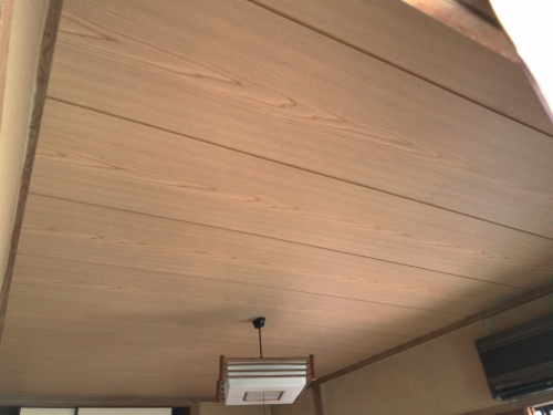 福山市にて錆びた庇の板金カバーとカビの生えた天井板の貼り替えラミ天天井貼り替え