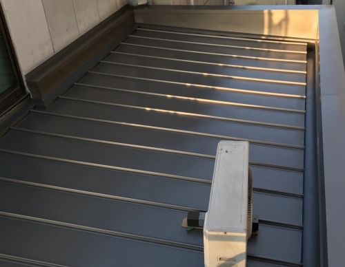 福山市の瓦棒屋根葺き替え工事でカラーガルバリウム鋼板を採用！内田金属UK333嵌合式（かんごうしき）