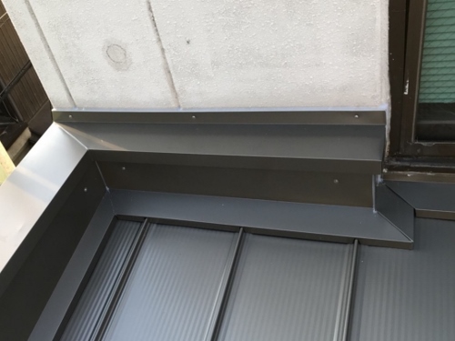 福山市の瓦棒屋根葺き替え工事でカラーガルバリウム鋼板を採用！壁際窓際