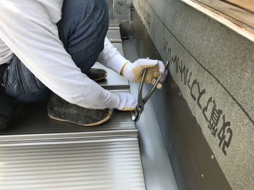 福山市の瓦棒屋根葺き替え工事でカラーガルバリウム鋼板を採用！施工の様子