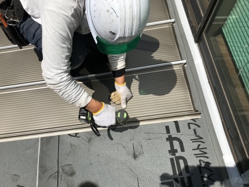 福山市の瓦棒屋根葺き替え工事でカラーガルバリウム鋼板を採用！屋根材取付