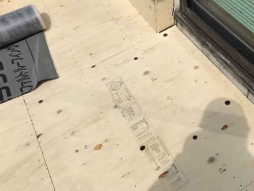 福山市の瓦棒葺き屋根リフォーム工事でルーフィング下葺きと谷樋の設置野地板にルーフィング