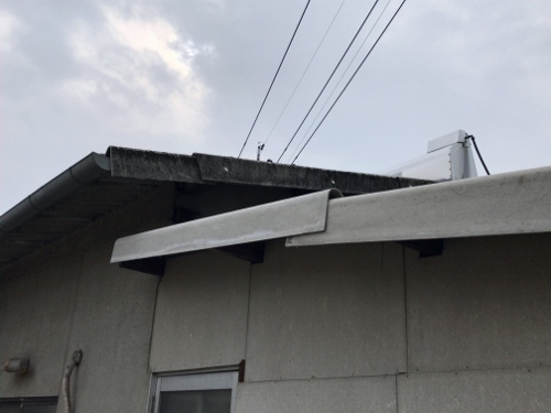 福山市の北部にてヒビや割れのある大波スレート屋根の補修工事ケラバ修理アフター