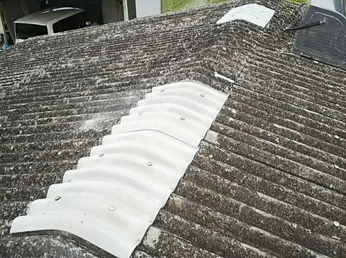 福山市の北部にてヒビや割れのある大波スレート屋根の補修工事棟の補修でカバー