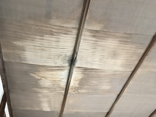 福山市にて防水性が低下して雨漏りするセメント瓦屋根の無料雨漏り調査天井雨漏り痕