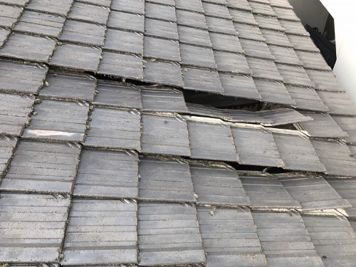 福山市にてセメント瓦屋根の外の明かりが見えるほどの雨漏りを調査セメント瓦屋根雨漏り
