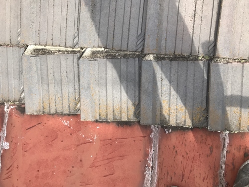 福山市にてセメント瓦屋根の外の明かりが見えるほどの雨漏りを調査セメント瓦ズレ
