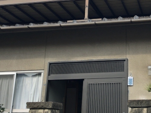 福山市にうまく流れていない雨樋の調査でゆがみや劣化を確認玄関ポーチ前の雨どい