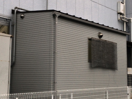 福山市で事業所増築部分のガルバリウム鋼鈑瓦棒葺き屋根の雨漏り調査増築部分