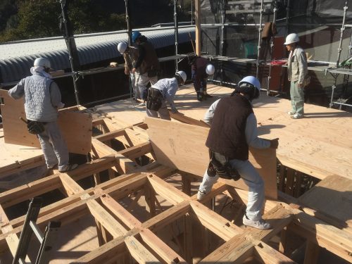 福山市にて新築住宅建設工事の上棟日に平板瓦葺の下地工事を行いました！2階床合板の取付