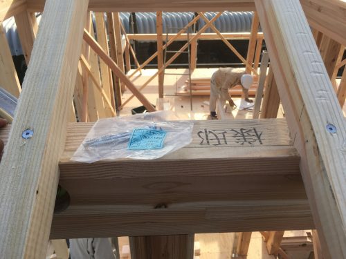 福山市にて新築住宅建設工事の上棟日に平板瓦葺の下地工事を行いました！タルキック