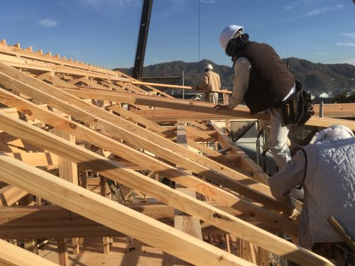 福山市にて新築住宅建設工事の上棟日に平板瓦葺の下地工事を行いました！垂木の施工風景