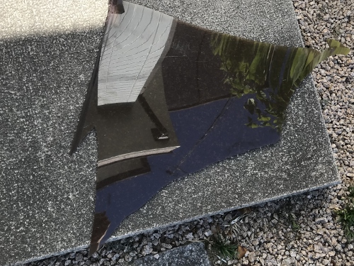 福山市にて台風の影響で割れ飛んだベランダのアクリル屋根の無料調査割れたアクリル板