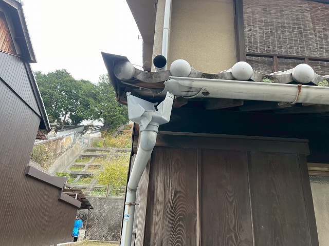 割れている雨樋の集水器