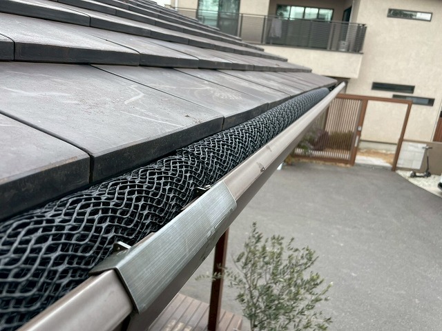 継ぎ目まわりの納まりを整え、浮きやズレを抑制