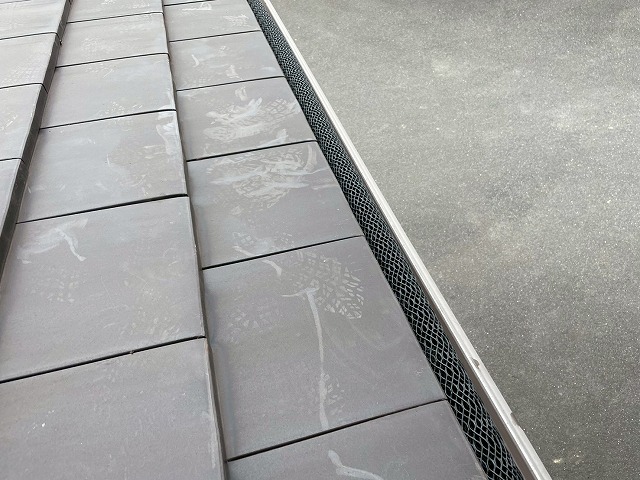 樋に落ち葉よけネットを取り付けている