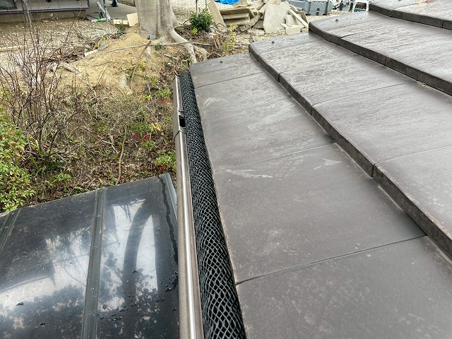 端部までネットを通し、落ち葉の侵入口を減らす