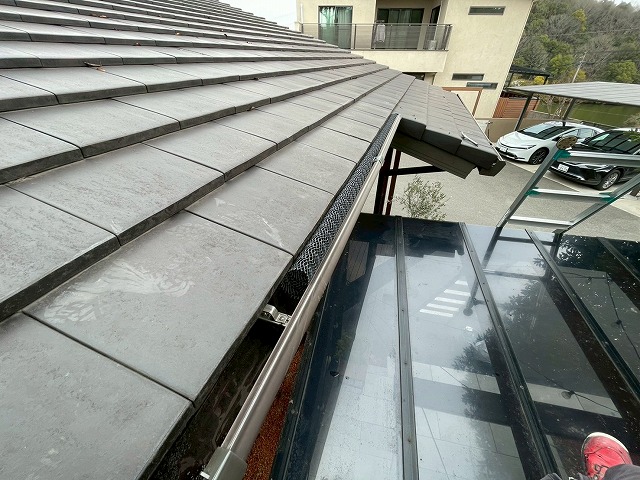 玄関上の屋根全体で設置状況を確認し、見た目と機能を両立