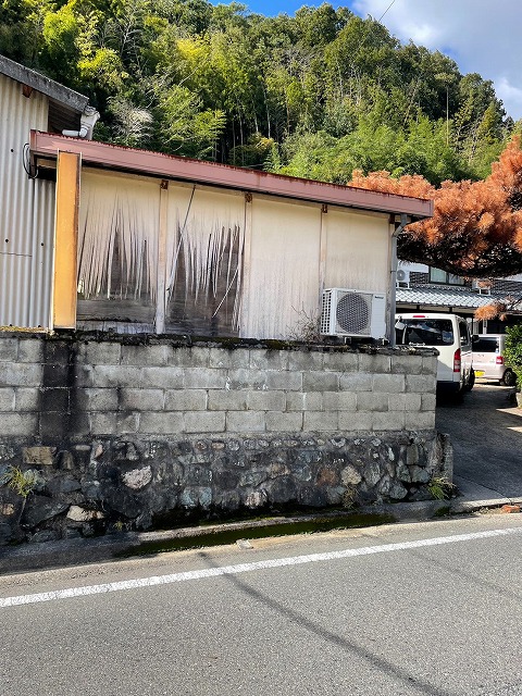 外壁表面のめくれと広範囲の劣化