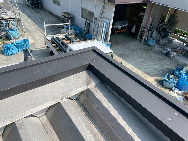 コーナー部の納まりを整え、勾配で外壁側への掛かりを抑制