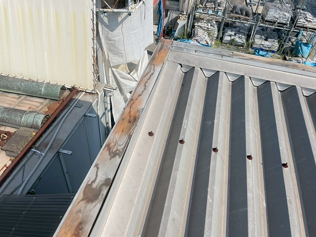 施工前の天端状況を踏まえ、下地から確実に組み直し