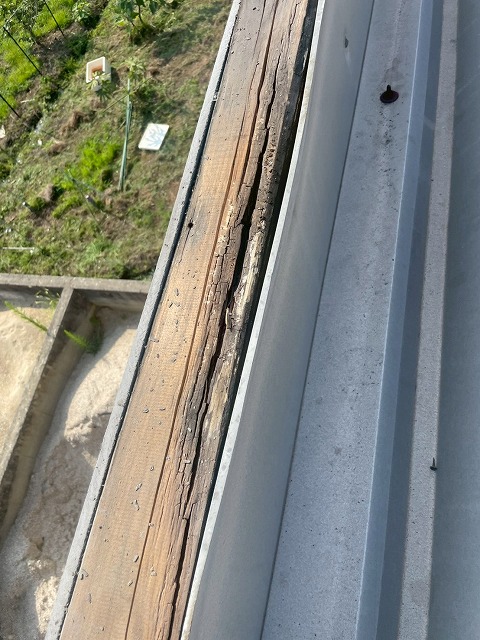 福山市の笠木板金雨漏り。ガルバリウム新設、天板にビズ止めしない工法で再発防止する工事