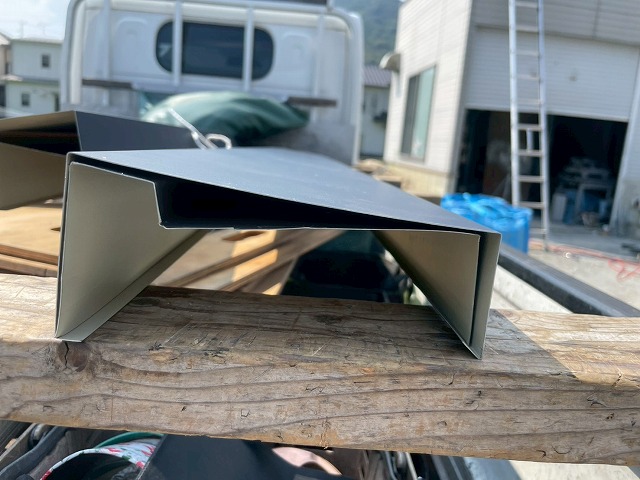 ガルバリウム鋼板の笠木板金を成形して新設