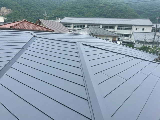 福山市でスレート屋根、に板金屋根（ニチハ横暖ルーフ）をカバー工事（重ね葺き）