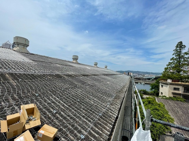 福山市で工場スレート屋根カバー工事、後日太陽光を載せる為に下地を組み金属屋根で改修