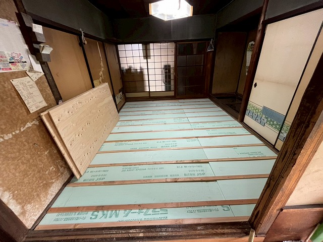 断熱材の敷き込みで床のベースを整備