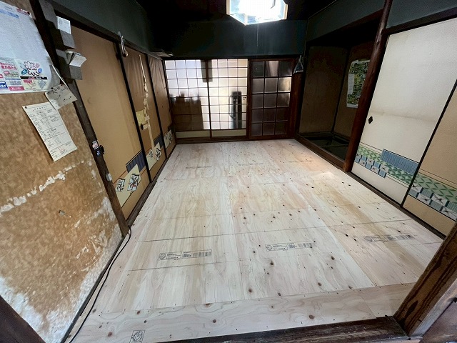 合板で下地を固め、面の強さを確保