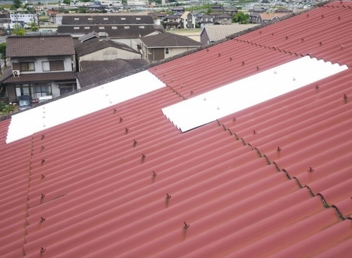 福山市の雨漏りする工場屋根のスレート屋根を部分カバー工事で補修ガルバリウム鋼板製波板でカバー工法