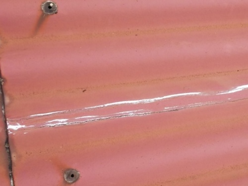 福山市の雨漏りする工場屋根のスレート屋根を部分カバー工事で補修屋根調査時波スレートの劣化