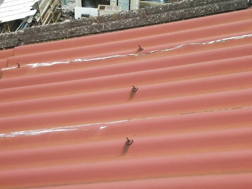 福山市の雨漏りする工場屋根のスレート屋根を部分カバー工事で補修スレートの劣化