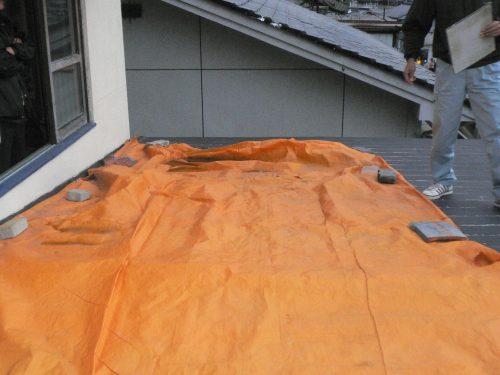 尾道市雨漏りしているカラーベスト屋根調査応急処置で覆われた屋根