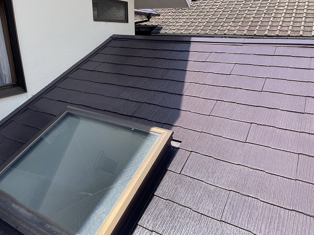 福山市で大雨時に天窓から雨漏りした屋根を調査、廃番カラーベストと天窓周りの納まりを確認