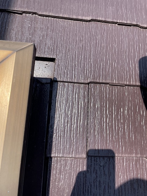 天窓脇の屋根材の隙間