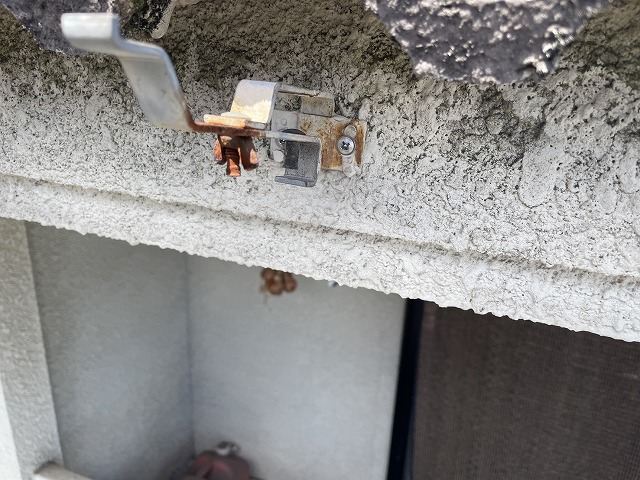 緩んだ樋金物の固定部