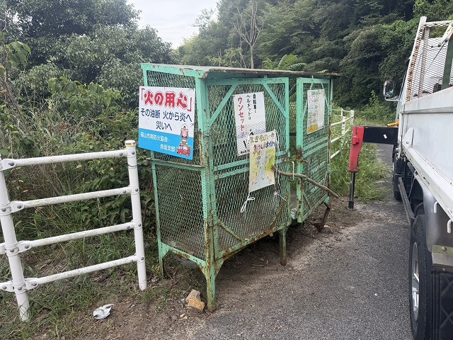 錆びたゴミ置き場側面