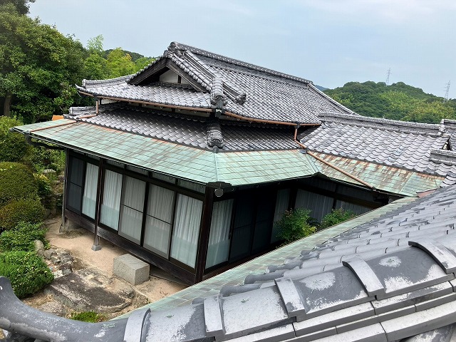 福山で銅板一文字葺きの軒先屋根を調査、穴あきと継ぎ目劣化による雨漏りの危険を確認